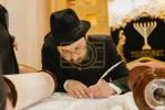 מעמד סיום כתיבת ספר תורה אין מאסקאווא וואס איז אריינגעגעבן געווארן צו די קהילה אין שטאט  נובוקוזנצק אין סיביר