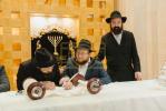 מעמד סיום כתיבת ספר תורה אין מאסקאווא וואס איז אריינגעגעבן געווארן צו די קהילה אין שטאט  נובוקוזנצק אין סיביר