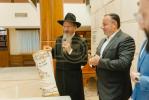 מעמד סיום כתיבת ספר תורה אין מאסקאווא וואס איז אריינגעגעבן געווארן צו די קהילה אין שטאט  נובוקוזנצק אין סיביר