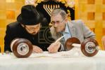 מעמד סיום כתיבת ספר תורה אין מאסקאווא וואס איז אריינגעגעבן געווארן צו די קהילה אין שטאט  נובוקוזנצק אין סיביר