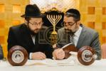מעמד סיום כתיבת ספר תורה אין מאסקאווא וואס איז אריינגעגעבן געווארן צו די קהילה אין שטאט  נובוקוזנצק אין סיביר