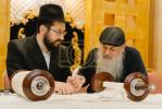 מעמד סיום כתיבת ספר תורה אין מאסקאווא וואס איז אריינגעגעבן געווארן צו די קהילה אין שטאט  נובוקוזנצק אין סיביר