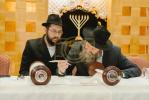 מעמד סיום כתיבת ספר תורה אין מאסקאווא וואס איז אריינגעגעבן געווארן צו די קהילה אין שטאט  נובוקוזנצק אין סיביר