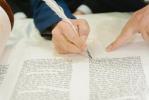 מעמד סיום כתיבת ספר תורה אין מאסקאווא וואס איז אריינגעגעבן געווארן צו די קהילה אין שטאט  נובוקוזנצק אין סיביר