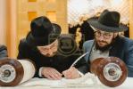 מעמד סיום כתיבת ספר תורה אין מאסקאווא וואס איז אריינגעגעבן געווארן צו די קהילה אין שטאט  נובוקוזנצק אין סיביר