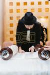 מעמד סיום כתיבת ספר תורה אין מאסקאווא וואס איז אריינגעגעבן געווארן צו די קהילה אין שטאט  נובוקוזנצק אין סיביר