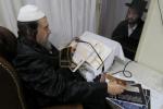 קענטיגע הנאה פון פאר הדור כ"ק הגה"צ רבי יעקב מאיר שעכטער שליט"א ביים אויפנעמען די  עסקנים פון מפעל מאה ברכות