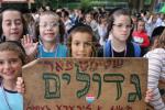 א בליק באזוכט אין מחנה קהילת פאפא 