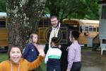 א בליק באזוכט אין מחנה קהילת פאפא 