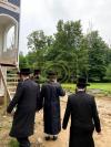 כ"ק אדמו"ר מסאטמאר שליט"א האט נעכטן אפגעשטאט א באזוך אין שטאט זיך אומצוקוקן אויף די אנגייענדע קאנסטראקציע ביי די "ווינטערטאון קאנדאמינימום" דעוועלאפמענט אויף די ווינטערטאון גאס אין קרית יטב לב.