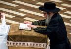 יארצייט פון הרה"ק מפאפא זצ"ל ביי בנו ומ"מ כ"ק אדמו"ר מפאפא שליט"א 