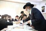 מעמד חלוקת שקל הטהור אין ארץ ישראל בראשית הרה"ג רבי יואל טייטעלבוים שליט"א בן כ"ק אדמו"ר מסאטמאר שליט"א 