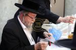 מעמד חלוקת שקל הטהור אין ארץ ישראל בראשית הרה"ג רבי יואל טייטעלבוים שליט"א בן כ"ק אדמו"ר מסאטמאר שליט"א 