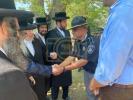 פאליטישע באאמטע באזוכן אין מחנה רב טוב 