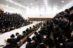 כ"ק אדמו"ר מבאבוב-45 שליט"א ביי תפילת שחרית און ביים עריכת השלחן ר"ח אלול אין מחנה מתיבתא דבאבוב-45
