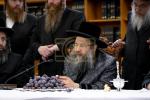 כ"ק אדמו"ר מבאבוב-45 שליט"א ביי תפילת שחרית און ביים עריכת השלחן ר"ח אלול אין מחנה מתיבתא דבאבוב-45