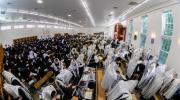 כ"ק אדמו"ר מבאבוב-45 שליט"א ביי תפילת שחרית און ביים עריכת השלחן ר"ח אלול אין מחנה מתיבתא דבאבוב-45