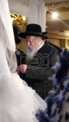 כ"ק אדמו"ר מגור שליט"א ביי א חתונה פון אחד מחסידיו 