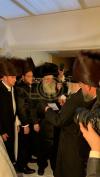 כ"ק אדמו"ר מגור שליט"א ביי א חתונה פון אחד מחסידיו 