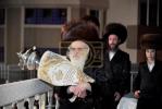 מעמד הכנסת ספר תורה און נעילת החג מוצאי שמחת תורה בחצר הקודש וויזניץ 