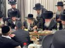 כ"ק אדמו"ר מגור שליט"א איז זיך משתתף ביי א שבע ברכות לבן אחד מחסידיו 