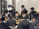 כ"ק אדמו"ר מגור שליט"א איז זיך משתתף ביי א שבע ברכות לבן אחד מחסידיו 
