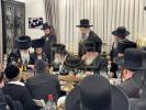 כ"ק אדמו"ר מגור שליט"א איז זיך משתתף ביי א שבע ברכות לבן אחד מחסידיו 
