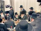 כ"ק אדמו"ר מגור שליט"א איז זיך משתתף ביי א שבע ברכות לבן אחד מחסידיו 