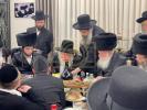 כ"ק אדמו"ר מגור שליט"א איז זיך משתתף ביי א שבע ברכות לבן אחד מחסידיו 