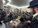 כ"ק אדמו"ר מגור שליט"א איז זיך משתתף ביי א שבע ברכות לבן אחד מחסידיו 