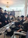 ניחום אבלים ביי האחים הרבנים הגאונים לבית ווייס וואס זיצן שבעה נאך אמם הרבנית