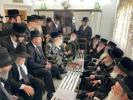 ניחום אבלים ביי האחים הרבנים הגאונים לבית ווייס וואס זיצן שבעה נאך אמם הרבנית