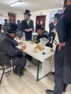 Main image for חסידי סאטמאר אין קערעסטיר נאכ'ן געהויבענע שבת אין שטאט סיגוט