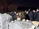 Main image for כ"ק אדמו"ר מבאבוב שליט"א מיט אלע קינדער זענען  ארויסגעפארן צום באבוב'ע בית החיים באגלייטען די מיטה פון האשה החשובה מרת רחל ציטראנענבוים ע"ה אשת איש אמונו ונאמן ביתו יבדלחט"א הרב שמעריל ציטראנענבוים שליט"א 