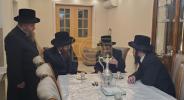 כ"ק אדמו"ר מסאדיגורא לאנדאן שליט"א באזוכט ביי אדמורים ורבנים שליט"א אין לאנדאן 