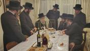 כ"ק אדמו"ר מסאדיגורא לאנדאן שליט"א באזוכט ביי אדמורים ורבנים שליט"א אין לאנדאן 