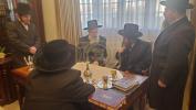 כ"ק אדמו"ר מסאדיגורא לאנדאן שליט"א באזוכט ביי אדמורים ורבנים שליט"א אין לאנדאן 