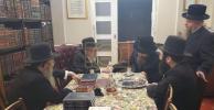 כ"ק אדמו"ר מסאדיגורא לאנדאן שליט"א באזוכט ביי אדמורים ורבנים שליט"א אין לאנדאן 
