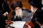 ערשטע חנוכה ליכט ביי כ"ק אדמו"ר מצאנז קלויזענבורג שליט"א 