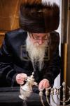ערשטע חנוכה ליכט ביי כ"ק אדמו"ר מצאנז קלויזענבורג שליט"א 