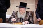 ערשטע חנוכה ליכט ביי כ"ק אדמו"ר מבאבוב שליט"א 