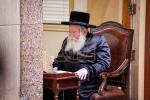 ערשטע חנוכה ליכט ביי כ"ק אדמו"ר מבאבוב שליט"א 
