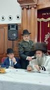 כ"ק אדמו"ר מוויזניץ שליט"א איז זיך משתתף ביי א שבע ברכות לאחד מחסידיו 