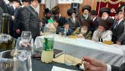 כ"ק אדמו"ר מוויזניץ שליט"א איז זיך משתתף ביי א שבע ברכות לאחד מחסידיו 