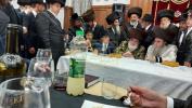 כ"ק אדמו"ר מוויזניץ שליט"א איז זיך משתתף ביי א שבע ברכות לאחד מחסידיו 