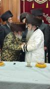 כ"ק אדמו"ר מוויזניץ שליט"א איז זיך משתתף ביי א שבע ברכות לאחד מחסידיו 