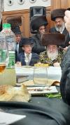 כ"ק אדמו"ר מוויזניץ שליט"א איז זיך משתתף ביי א שבע ברכות לאחד מחסידיו 