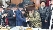כ"ק אדמו"ר מוויזניץ שליט"א איז זיך משתתף ביי א שבע ברכות לאחד מחסידיו 