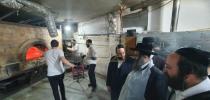 הגה"צ ראש ישיבת סאטמאר בני ברק שליט"א באזוכט אין די מצה בעקעריי 