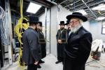 כ"ק אדמו"ר מוויען שליט"א באזוכט אין מוסדות וויען ב"פ לרגל די חדר פירן פון זיין אייניקל 